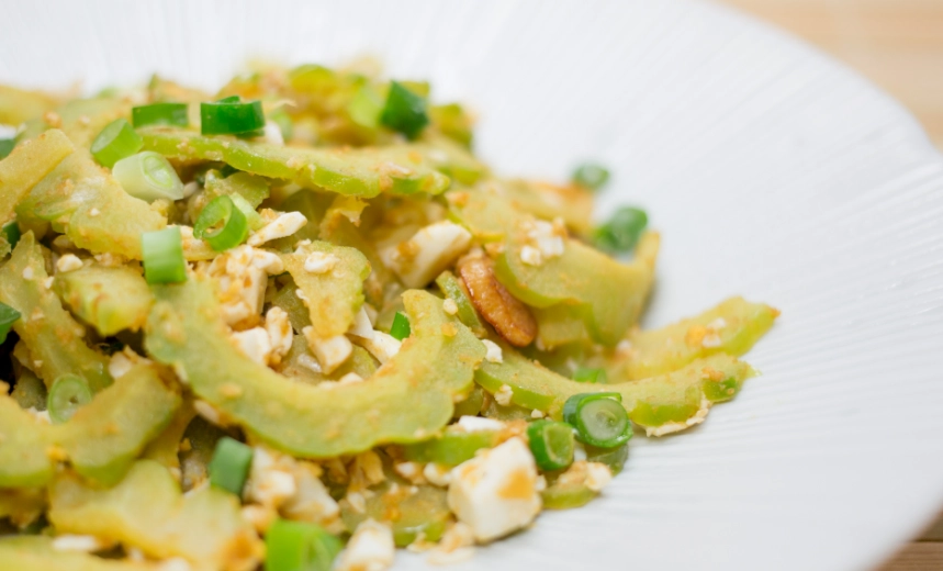 涼拌苦瓜鹹蛋做法秘訣：苦瓜不苦的黃金比例與美味關鍵