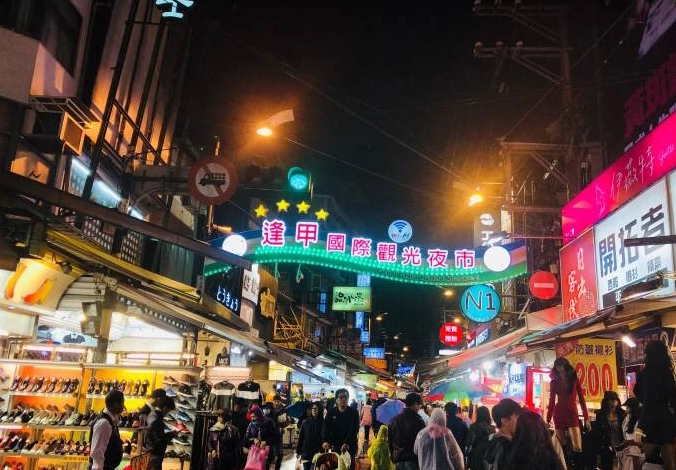 逢甲夜市歷史全攻略：從學生商圈到國際觀光夜市的蛻變故事