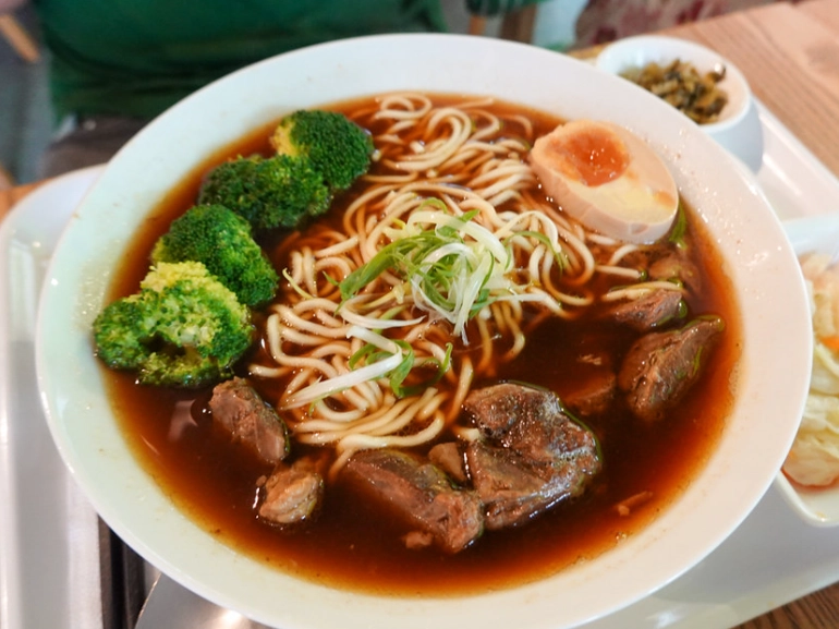 華山餐廳推薦：精選必吃美食與隱藏版小吃全攻略